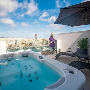 The Address Seafront With Hot Tub Pieta
